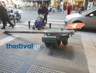 Θεσσαλονίκη: Επεσε φανάρι σε κεντρικό δρόμο (φωτό)